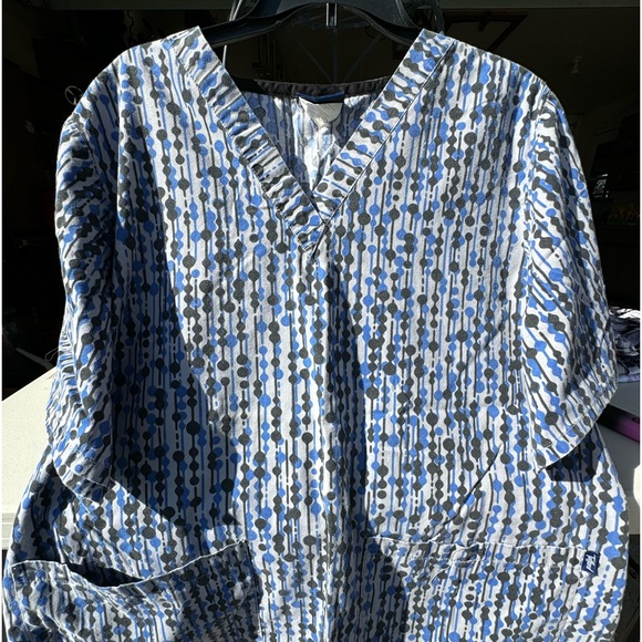 Printed Scrub Tops - Picture 8 of 10